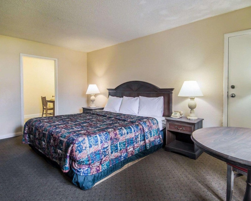 Rodeway Inn Maingate Image 15