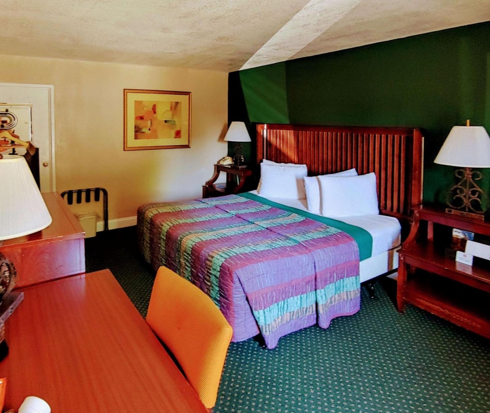 Rodeway Inn Maingate Image 18