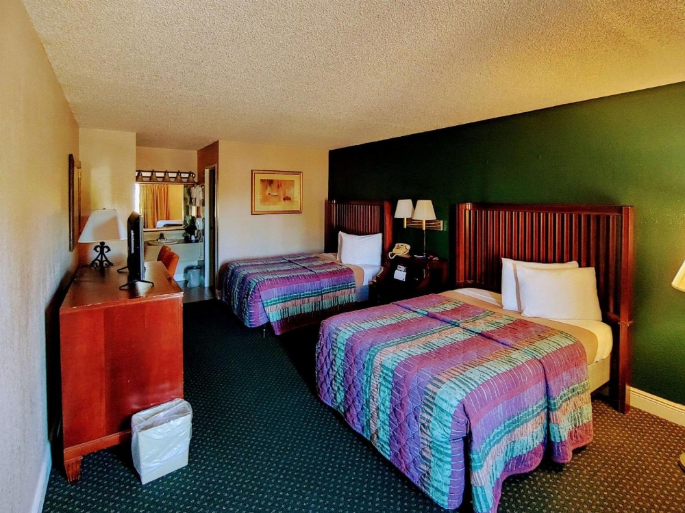 Rodeway Inn Maingate Image 24