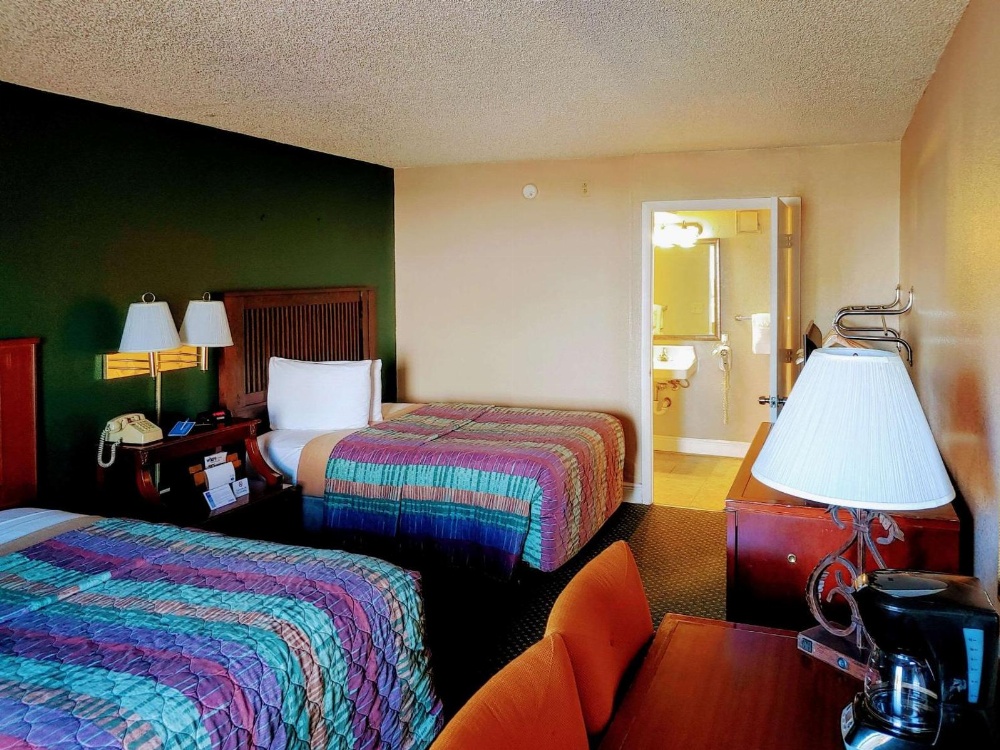 Rodeway Inn Maingate Image 25